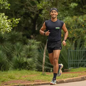 Atleta amador correndo ao ar livre, simbolizando a metodologia de treinos da Innvicto Performance para corredores de rua