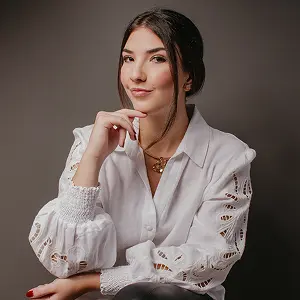 Dra. Isabela Nasser, Nutricionista Funcional (CRN-1 17628) parceira fundadora da Clínica Innvicto, especializada em modulação intestinal e saúde da mulher