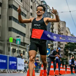Treinador Renan Teles, Educador Físico (CREF 161681-G/SP) especializado em corrida de rua, instruindo atletas da Innvicto Performance